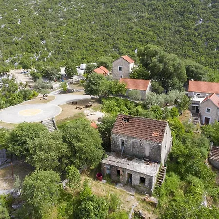 Rustical Kokori I Shared Pool - One Bedroom بيت للعطل *